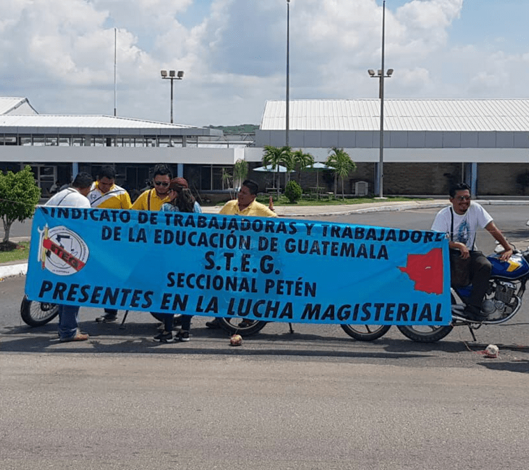Maestros bloquean el ingreso al Aeropuerto Internacional Mundo Maya. (Foto Prensa Libre: Rigoberto Escobar)