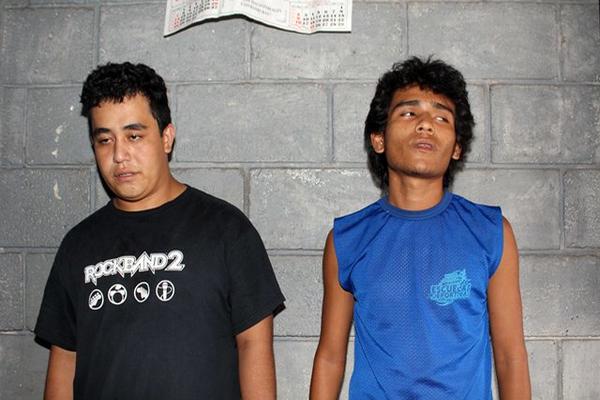 Los dos mayores detenidos en el operativo policía. (Foto Prensa Libre: Rolando Miranda)<br _mce_bogus="1"/>