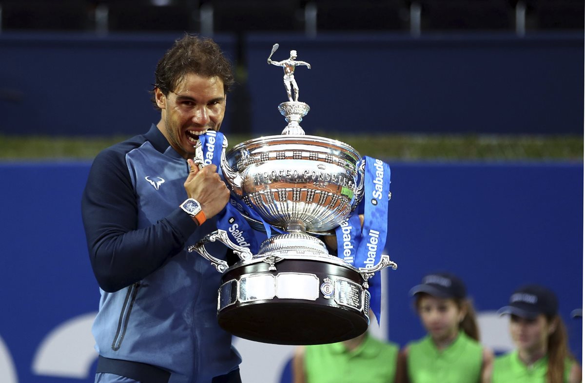El tenista español Rafael Nadal, vencedor de su torneo 49 sobre tierra batida el domingo en Barcelona, recortó la distancia con el suizo Stan Wawrinka. (Foto Prensa Libre: AFP)