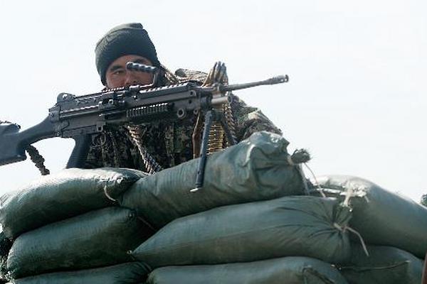 Un soldado del Ejército de Afganistán vigila los alrededores de la prisión de Bagram?. (Foto Prensa Libre: AFP).
