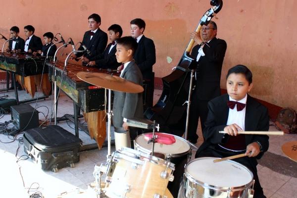 Niños y jóvenes      marimbistas de Santa Cruz del Quiché, interpretan melodías de marimba. (Foto Prensa Libre: Oscar Figueroa)