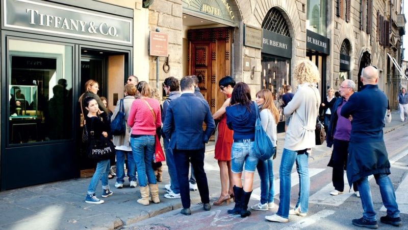 Las colas en los comercios son evitables si sabes las horas de mayor afluencia. (Getty Images).