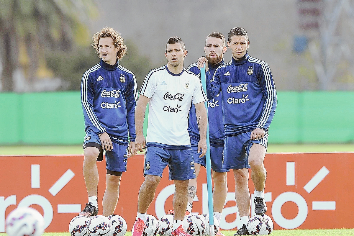 Los jugadores de la selección de Argentina Sergio Kun Agüero (c), Martin Demichelis (d), Lucas Biglia (i) y Nicolas Otamendi (atrás), en acción durante el entrenamiento del equipo hoy. (Foto Prensa Libre: EFE)