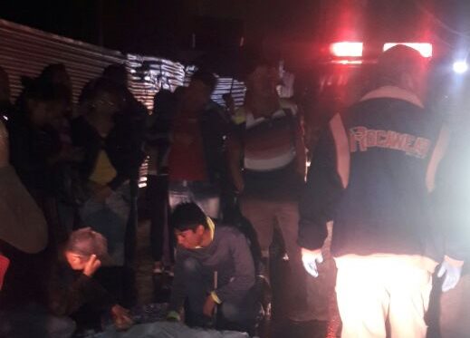 Vecinos cubren el cadáver de la adolescente atropellada por un autobús. (Foto: Bomberos Voluntarios)