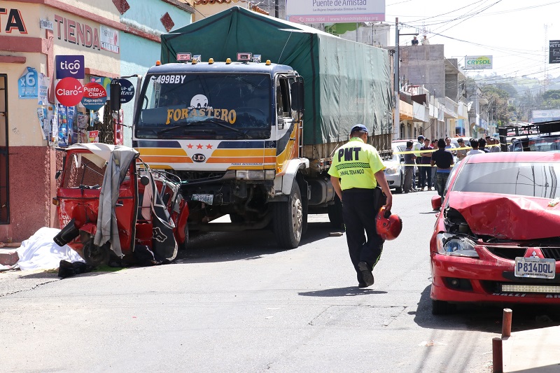 La parte trasera de mototaxi quedó destruida al haber sido embestido por un camión. (Foto Prensa Libre: Víctor Chamalé)
