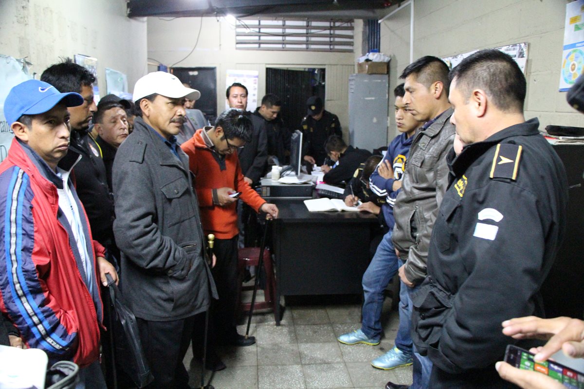 Autoridades indígenas visitaron la comisaría de la Policía Nacional Civil para conocer sobre el movimiento de reos. (Foto Prensa Libre: Édgar Domínguez)