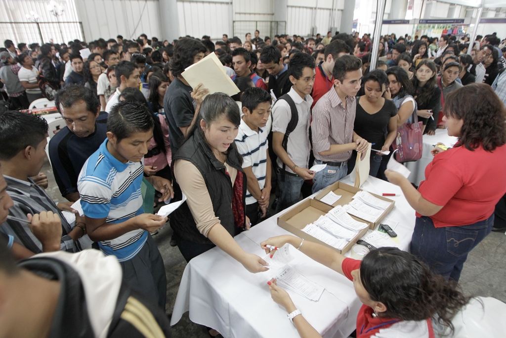Miles de guatemaltecos abarrotan las ferias de empleo cada año en busca de una plaza. (Foto Prensa Libre: Edwin Bercián)