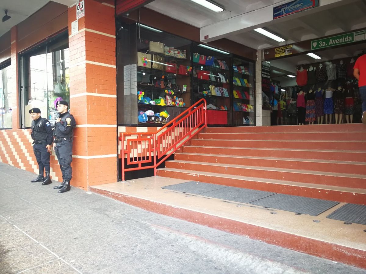 Agentes de la PNC efectúan allanamientos en comercios de la 20 calle y zona 1 de la capital, por un caso de defraudación aduanera revelado por el MP. (Foto Prensa Libre: Estuardo Paredes)