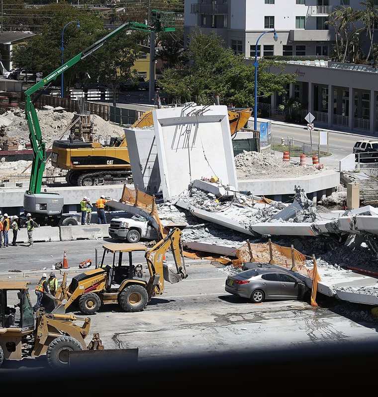 Por lo menos 6 muertos dejó el colapso del puente peatonal en Miami. (AFP).