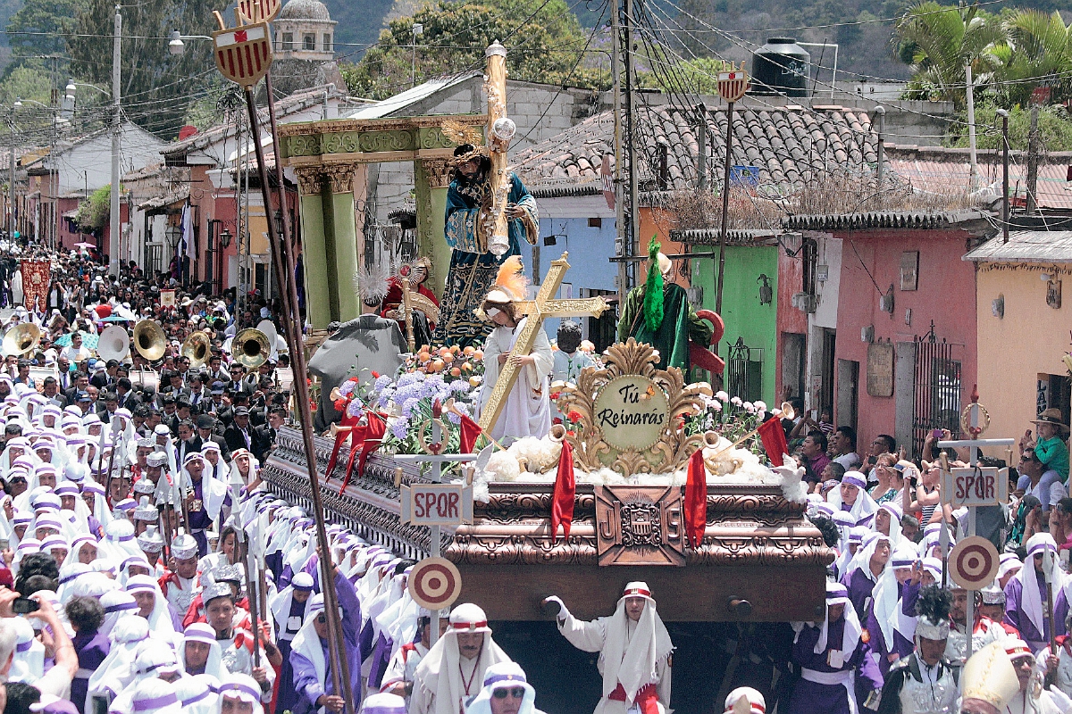 Alrededor de cinco mil cucuruchos participan en el procesión La Reseña de Antigua Guatemala. (Foto Prensa Libre: Miguel López)