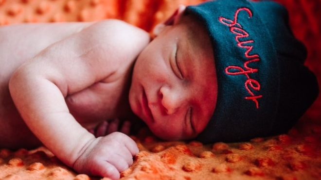 Sawyer Lacey nació como resultado de la implantación de embriones donados el año pasado.