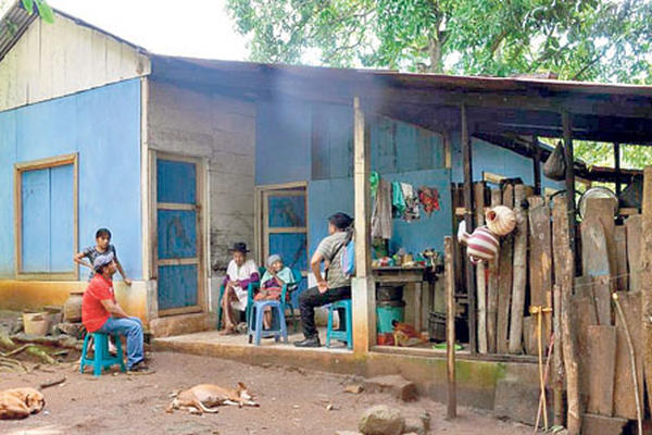 La familia de Andrés López sobrevive en condiciones humildes.