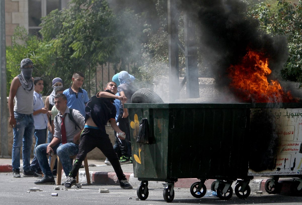 Los enfrentamientos entre palestinos y fuerzas israelíes se incrementan. (Foto Prensa Libre: AFP)