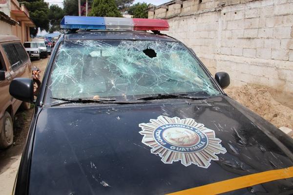 Los pobladores dañaron una autopatrulla en una comunidad de Totonicapán. (Foto Prensa Libre: Edgar Domínguez)