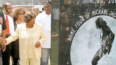 Katherine Jackson   asiste a la inauguración de un monumento a su hijo,  Michael Jackson. (Foto Prensa Libre: AP)