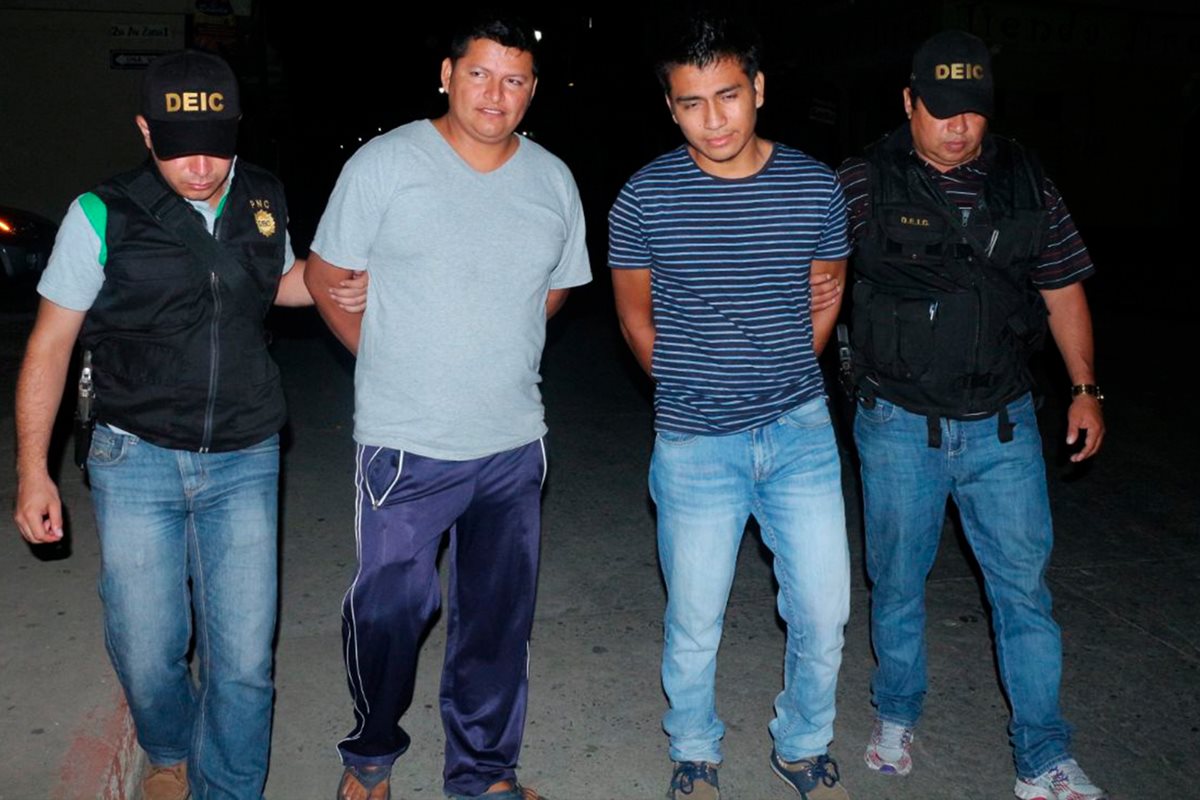 Dos de los capturados durante los cateos en San Marcos. (Foto Prensa Libre: Whitmer Barrera).