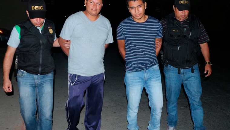 Dos de los capturados durante los cateos en San Marcos. (Foto Prensa Libre: Whitmer Barrera).