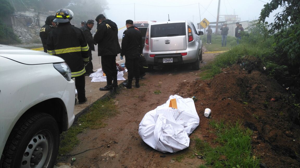 Una de las víctimas fue identificada como Rolando Alberto Vázquez Espinoza, de 53 años, originario de Jocotán, Chiquimula. El hallazgo fue hecho en El Mirador, Sololá. (Foto Prensa Libre: Ángel Julajuj)