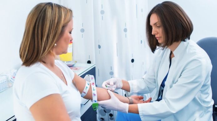 Los expertos médicos califican de "muy emocionante" el nuevo test sanguíneo que permite detectar los tipos de cáncer más frecuentes antes de presentar síntomas. (Foto Prensa Libre:GETTY IMAGES)