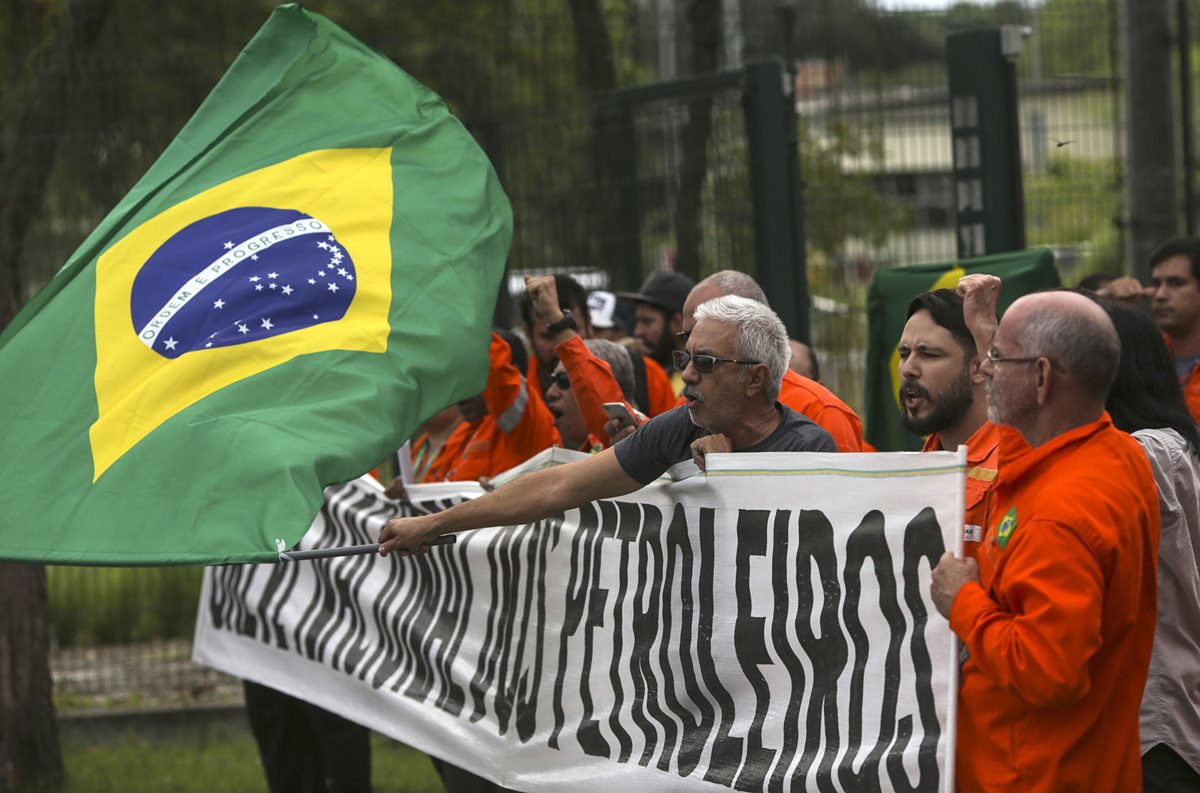 Trabajadores de Petrobras se movilizan frente a la refinería REDUC el miércoles en Duque de Caxia, Río de Janeiro,Brasil.(EFE)