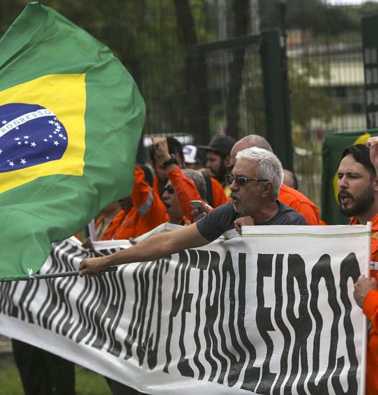 Trabajadores de Petrobras se movilizan frente a la refinería REDUC el miércoles en Duque de Caxia, Río de Janeiro,Brasil.(EFE)