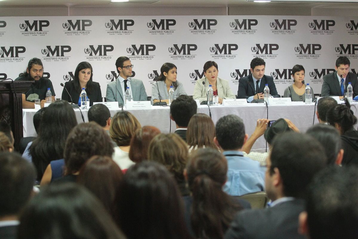 en conferencia de prensa los estudiantes respaldaron la labor del MP. (Foto Prensa Libre: Álvaro Interiano)