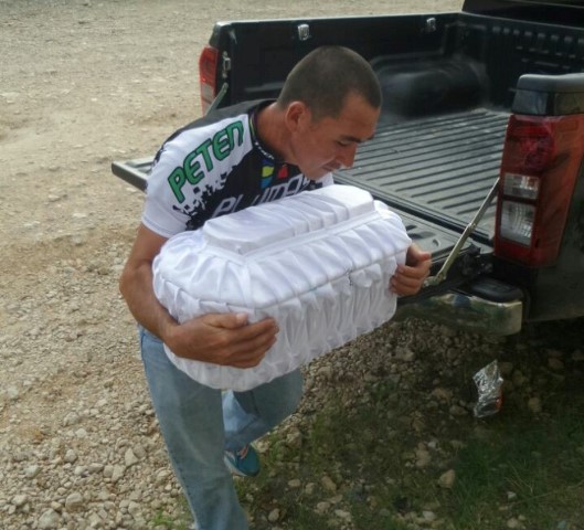 Adiel Mazariegos Paz carga el ataúd de su hija. (Foto Prensa Libre: Tomada del portal de Facebook Petén Deportivo).