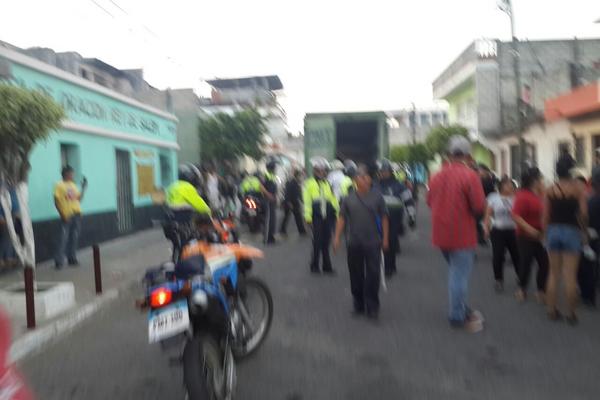Agentes de la Policía Municipal de Tránsito de Mixco retira al grupo de personas en El Milagro. (Foto Prensa Libre)<br _mce_bogus="1"/>