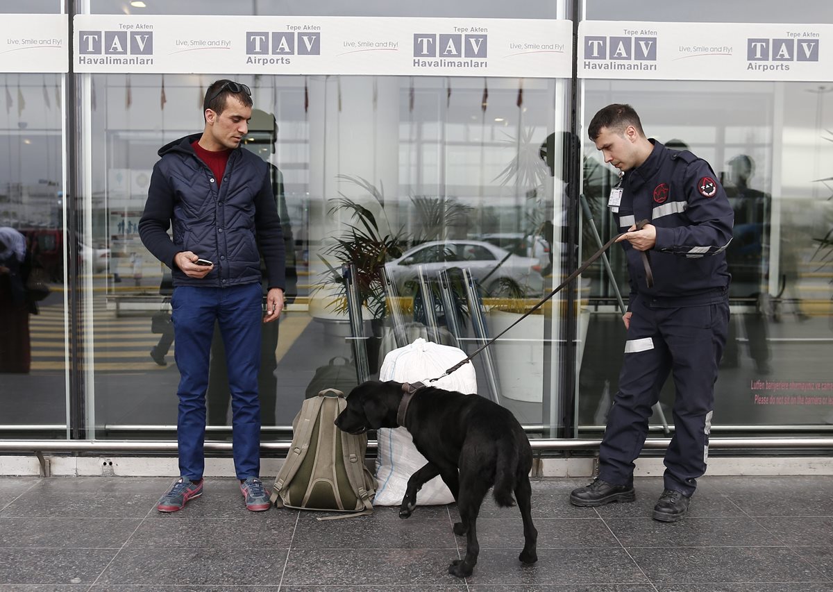 Un policía turco revisa el equipaje de un pasajero en el aeropuerto Ataturk en Estambul donde la seguridad ha sido reforzada. (Foto Prensa Libre: EFE).