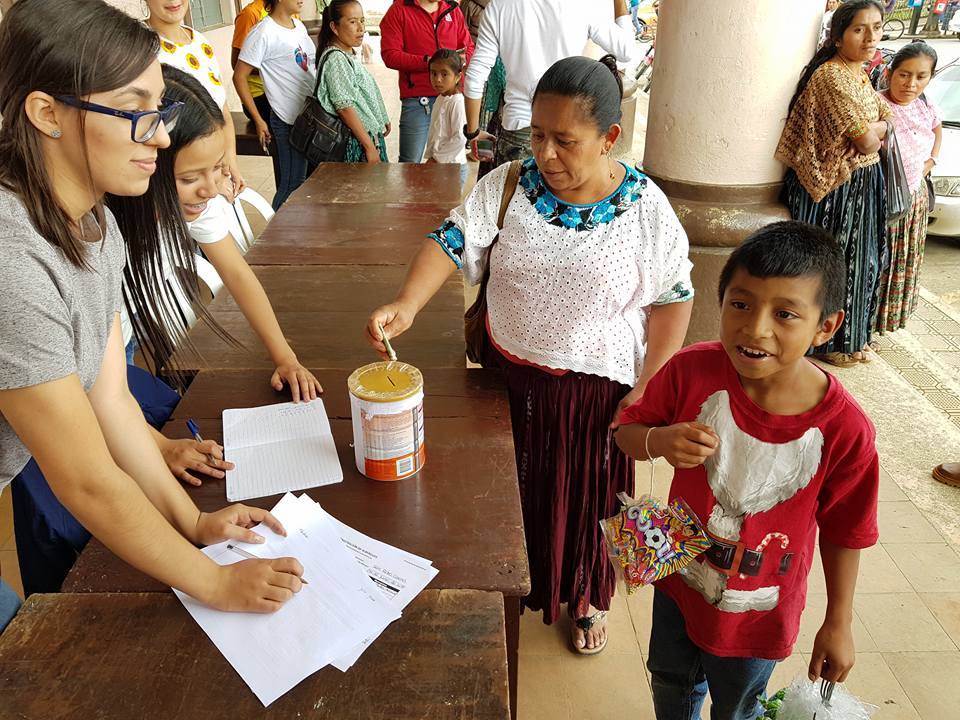 El niño se acercó al centro de acopio e hizo su donativo. (Foto: Municipalidad de San Pedro Carchá)