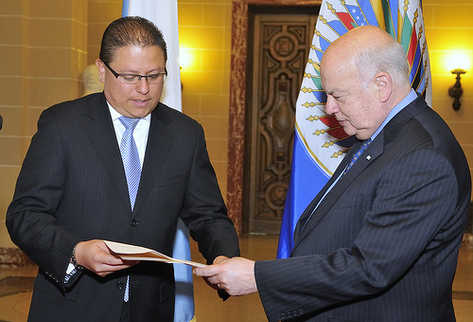 Rodrigo Vielmann presentó cartas credenciales a José Miguel Insulza, secretario general de la OEA, para fungir como representante permantente del país ante dicho foro. (Foto Prensa Libe:  OEA)