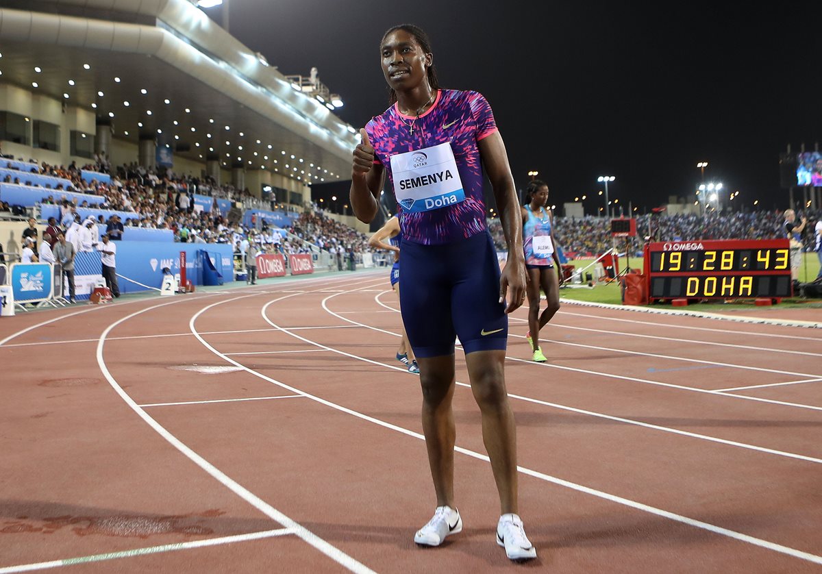 La atleta sudafricana Caster Semenya, actual campeona olímpica en los 800 metros, marcó territorio ante la etíope Genzebe Dibaba, plusmarquista mundial de 1.500 y debutante en la distancia. (Foto Prensa Libre: AFP)