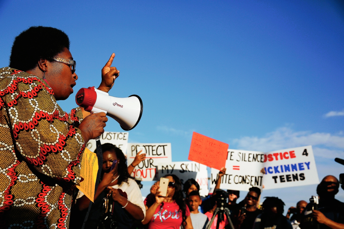 Manifestantes de Texas rechazan el uso de la fuerza de la Policía contra un grupo de jóvenes en Dallas. (Foto Prensa Libre:AP).
