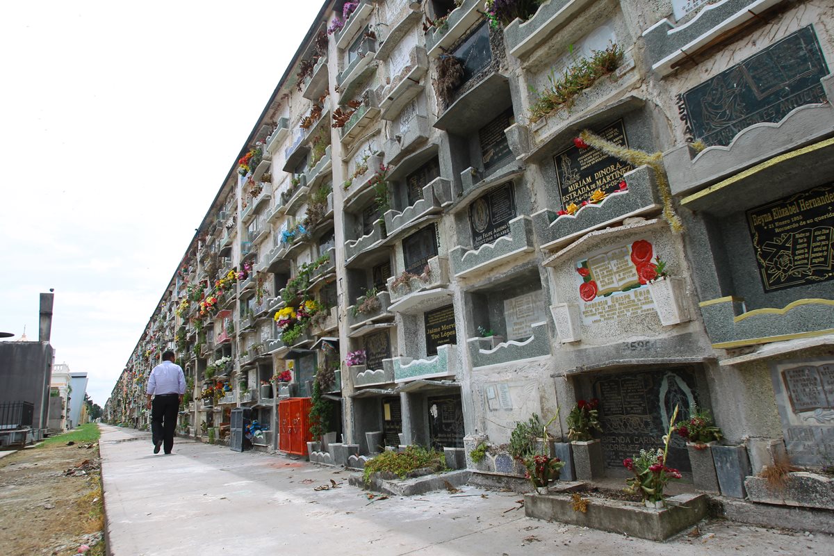 El sector 10 del Cementerio General es uno de los lugares en donde han sido sepultadas personas con problemas de sobrepeso.(Prensa Libre: Álvaro Interiano)