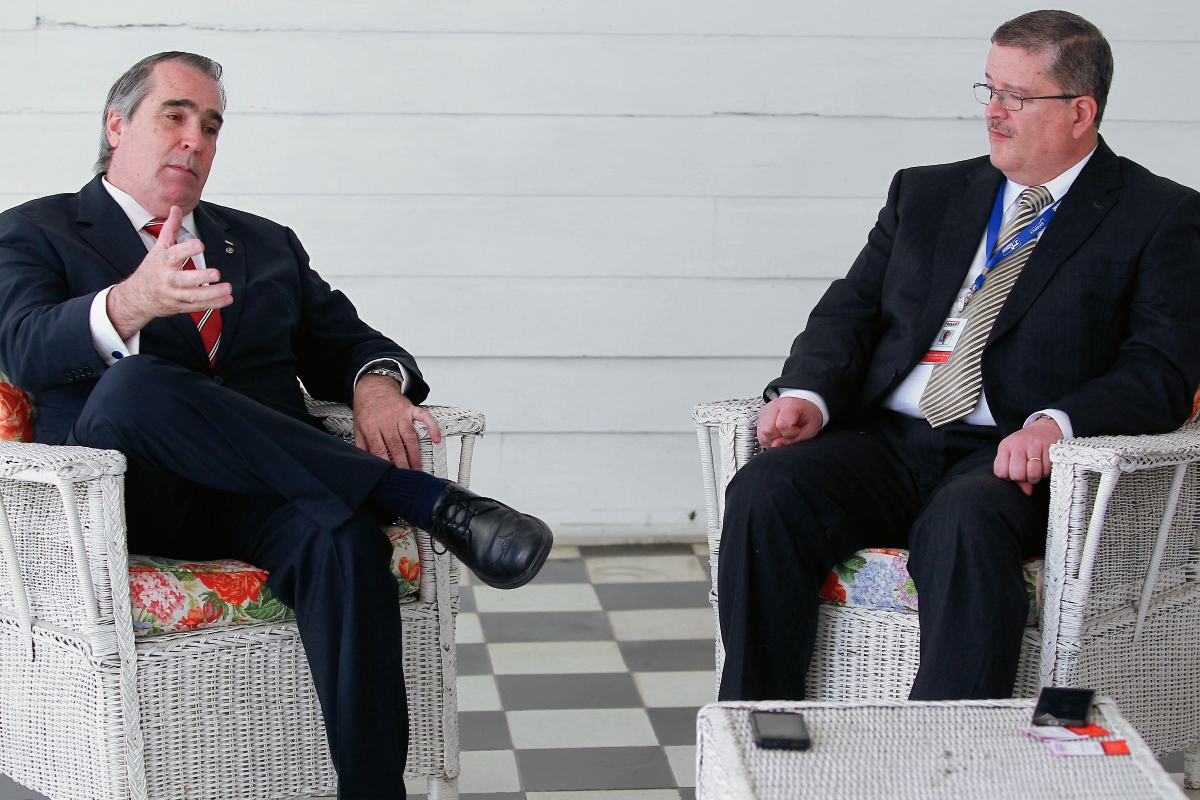 Marco Antonio Curley (derecha) y Mauricio Nanne (izquierda), directivos de Sistemas Aplicativos (Sisap), expresaron la necesidad de crear una ley sobre fraudes informáticos. (Foto Prensa Libre: ÁLVARO INTERIANO)