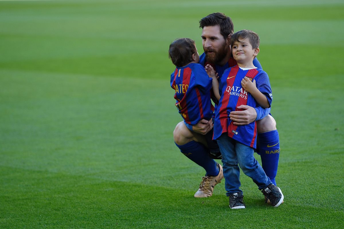 Leo Messi disfruta de la compañía de sus pequeños. (Foto Prensa Libre: AFP)