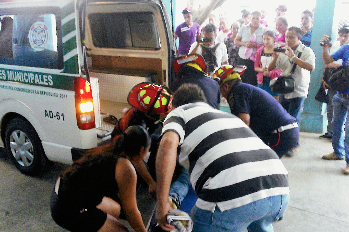 Socorristas trasladan al Hospital Regional de Coatepeque a un hombre que fue baleado. (Foto Prensa Libre: Alexander Coyoy)