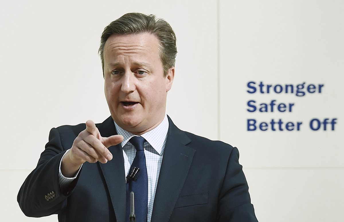 El primer ministro británico, David Cameron, se olvidó de nuevo de una cámara mientras charlaba con la reina. (Foto Prensa Libre: EFE).