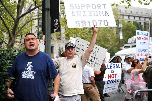 Personas se manifiestan en apoyo de la Ley SB1070, que criminaliza la inmigración ilegal en el estado de Arizona. (EFE).