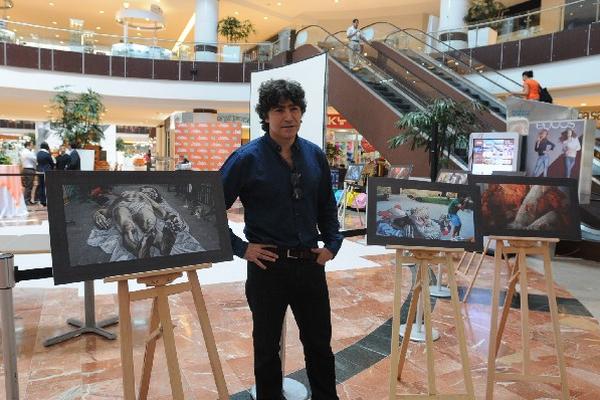 El artista Eduardo Relero trabaja en  una obra en la Ciudad de Guatemala. (Foto Prensa Libre: Áxel Vicente)