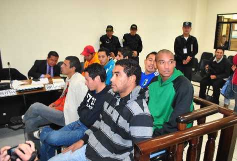 El grupo de futbolistas, en la audiencia de primera declaración, en el Juzgado Segundo de Instancia Penal de Quetzaltenango. Todos quedaron ligados a proceso.
