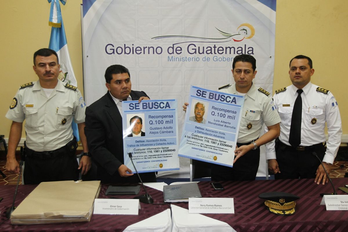 Elmer Sosa, viceministro de Seguridad y Nery Ramos, director de la PNC muestran los afiches. (Foto Prensa Libre: Paulo Raquec)