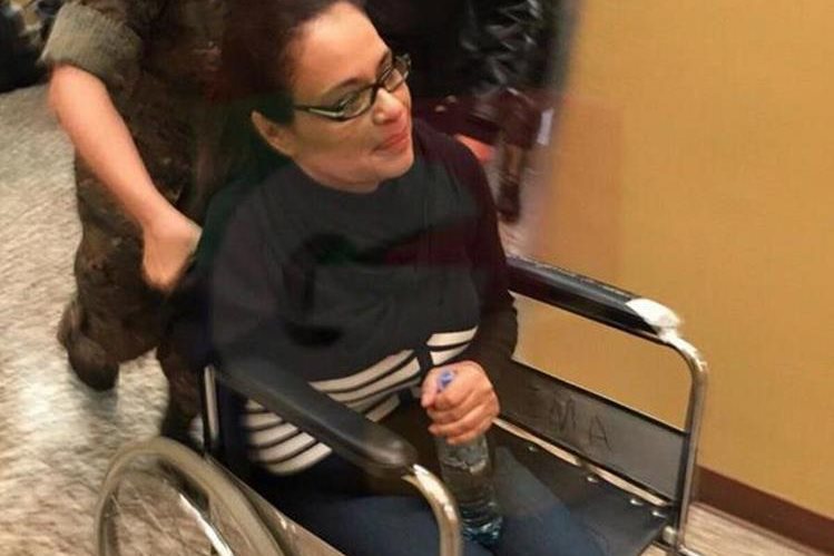 Roxana Baldetti cuando era ingresada ayer al Hospital Militar