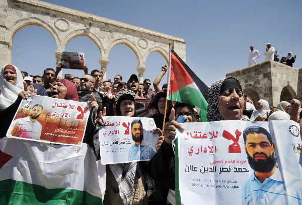 <em><span class="hps">Los manifestantes</span> <span class="hps">palestinos muestran su apoyo a</span> <span class="hps">Mohammed</span> <span class="hps">Allan.</span></em> (Foto Prensa Libre: AP)

