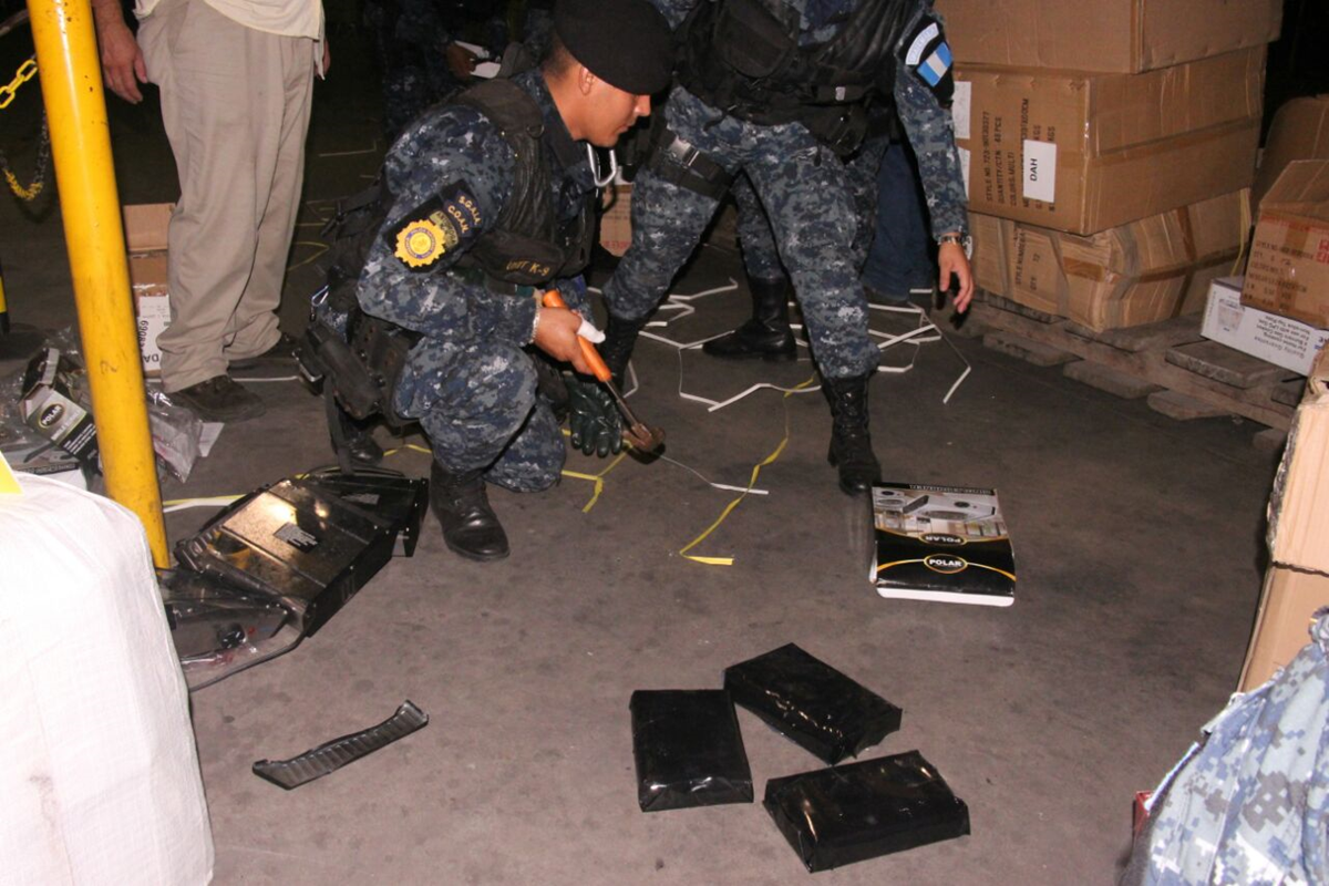 La Policía revisa el cargamento de droga incautada en Puerto Quetzal. (Foto: PNC)