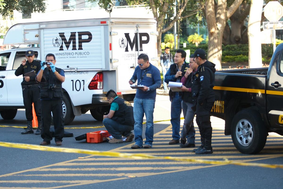 El Ministerio Público trabaja en la búsqueda de evidencia en un hecho armado en la zona 13. (Foto Prensa Libre: Érick Ávila)