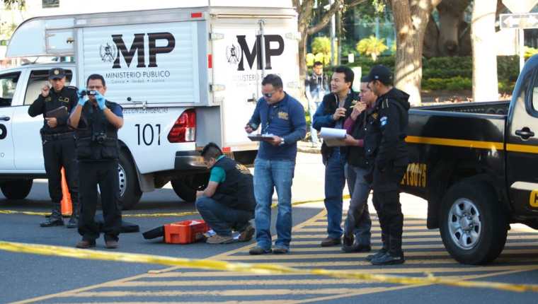 El Ministerio Público trabaja en la búsqueda de evidencia en un hecho armado en la zona 13. (Foto Prensa Libre: Érick Ávila)