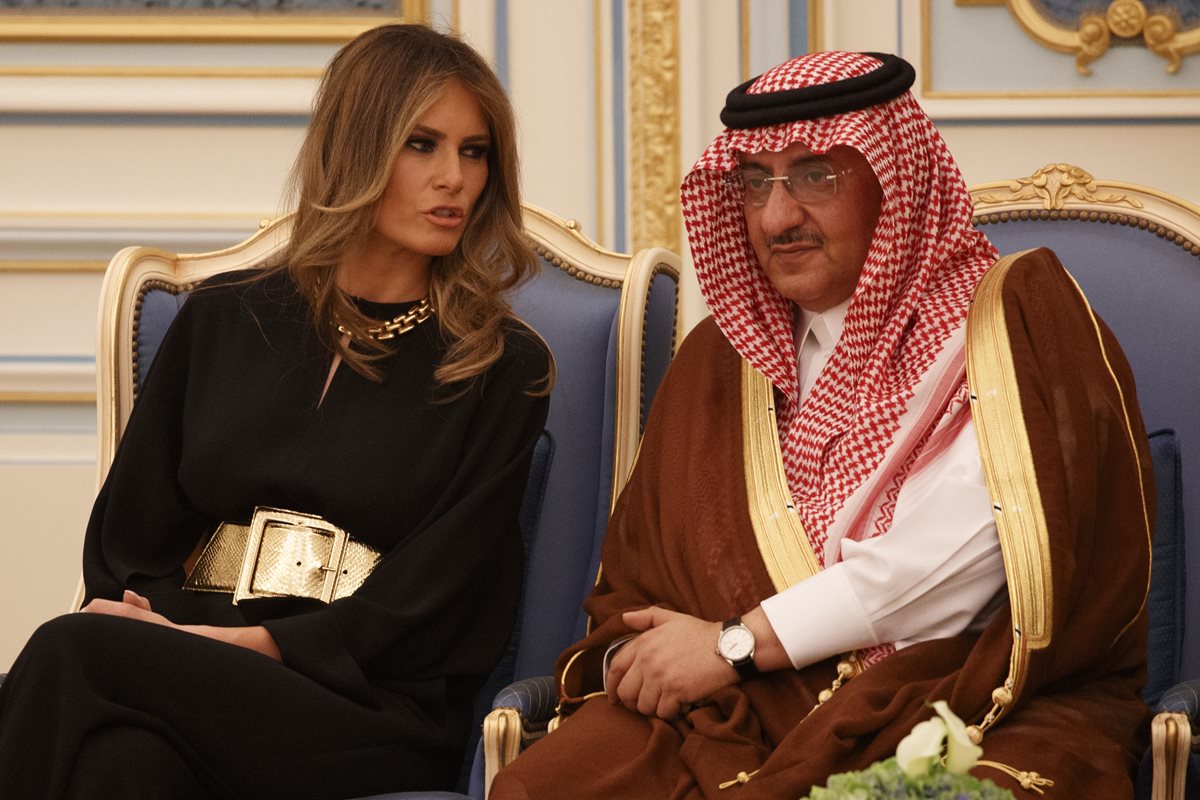 La primera dama Melania Trump conversa con el príncipe Saudí Muhammad bin Nayef (Foto, Prensa Libre: AFP)