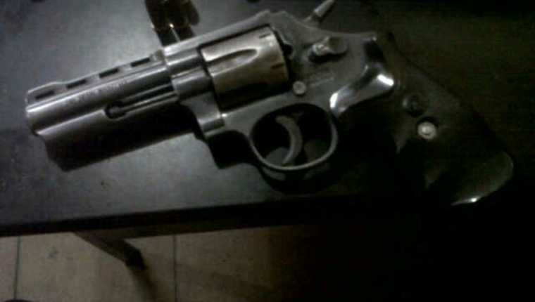 Arma que le fue decomisada al guardia Enrique Aparicio, en Mazatenango, Suchitepéquez. (Foto Prensa Libre)
