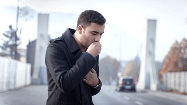 Los fumadores no suelen alertarse por tener tos continuada, según Fundepoc. GETTY IMAGES